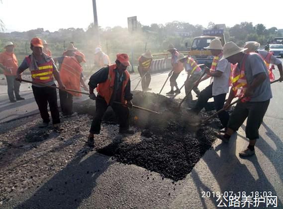 陕西：眉县公路段积极开展雨后路面病害修复工作